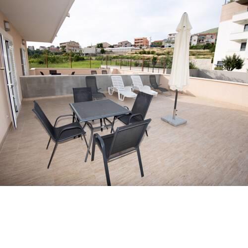 Lovely Apartment in Podstrana with Garden