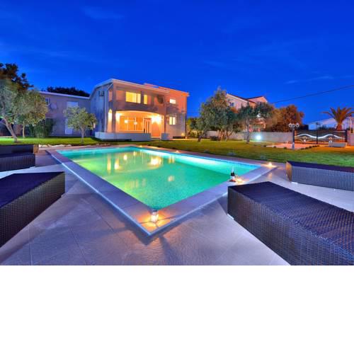 Lovely Child-friendly Villa in Vir near Sea