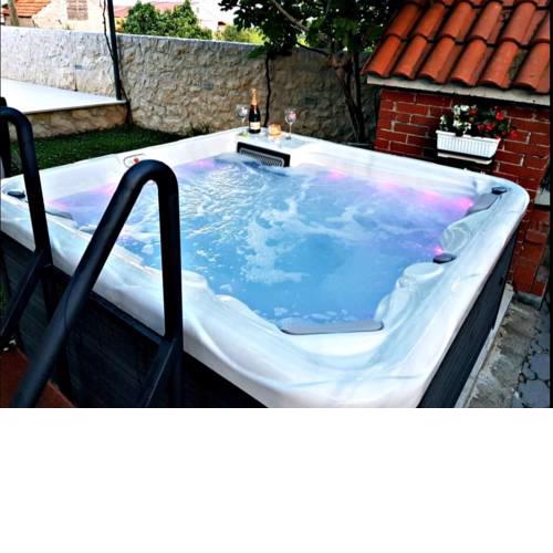 Lovely four bedroom with jaccuzzi