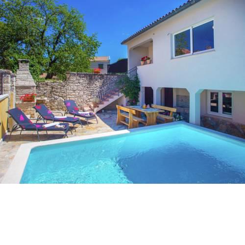 Lovely Holiday Home in Kanfanar with Swimming Pool