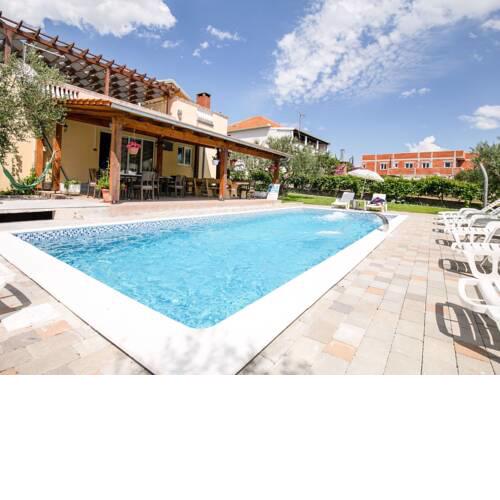 Lovely Holiday Home in Pakoštane with Swimming Pool