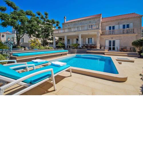 Lumbarda Villa Sleeps 12 with Pool Air Con and WiFi