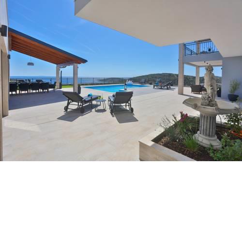 Luxurious 4bedroom Villa Maula