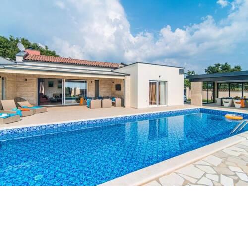 Luxurious villa with beautiful pool and BBQ, ultimate privacy