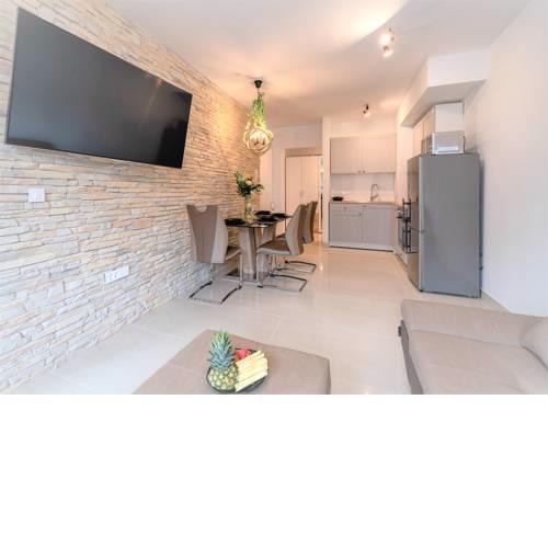 Luxury and modern Apartment on the main beach