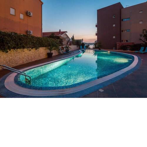 Luxury Apartment Black&White with Pool