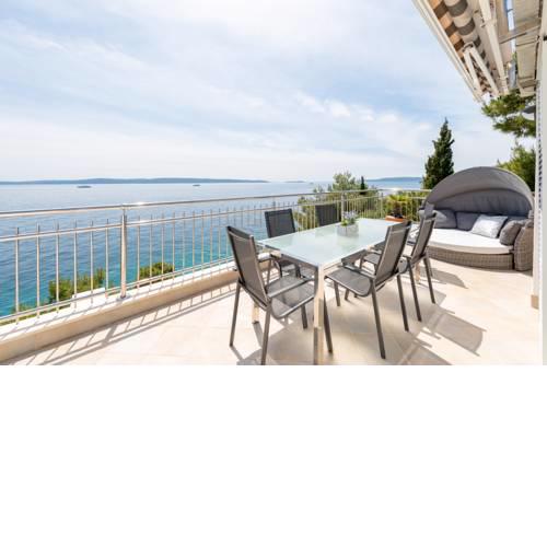 LUXURY APARTMENT NEXT TO THE SEA