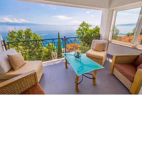 Luxury penthouse Prestige near the sea