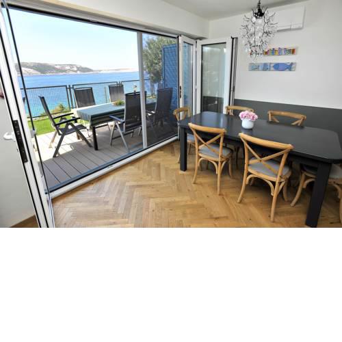 Luxury apartment with swimming pool, beach 20m away