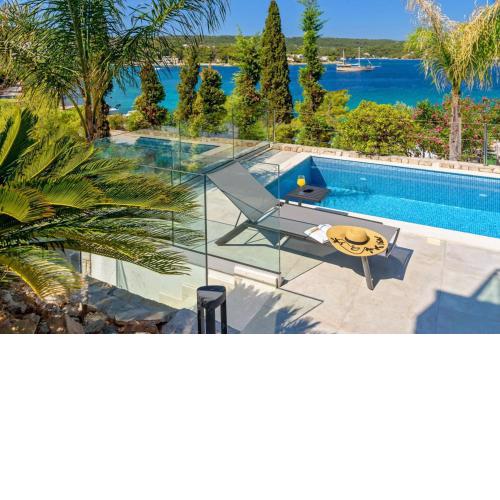 Luxury Beachfront Villa Raquel Solta with private pool and gym
