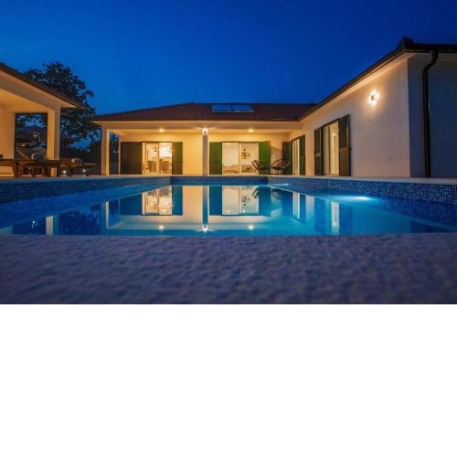 luxury feel villa with pool- suitable for disabled