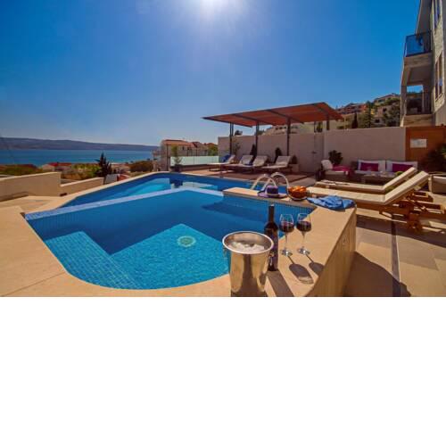 Luxury VILLA BANE, heated private pool and jacuzzi, sandy beach 120m far, 12 pax