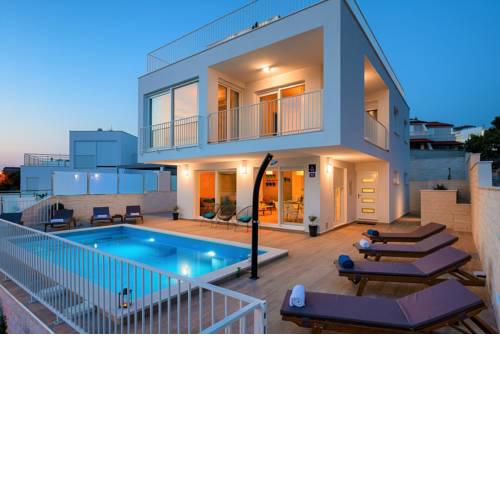 Luxury Villa Emilly