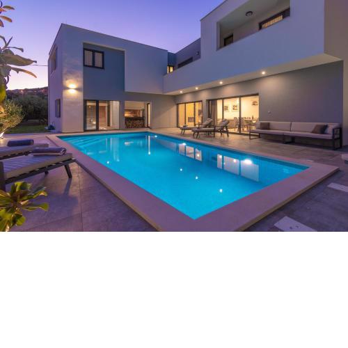 Luxury Villa IN with Heated Pool
