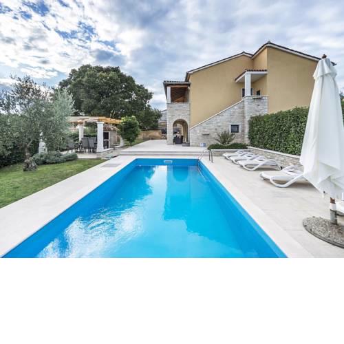 Magnificent Villa in Vrsar with Swimming Pool