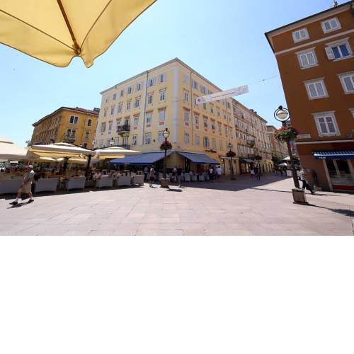 Main Square - Lloyd Apartment
