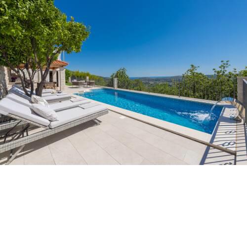 Martinovici Villa Sleeps 8 with Pool Air Con and WiFi