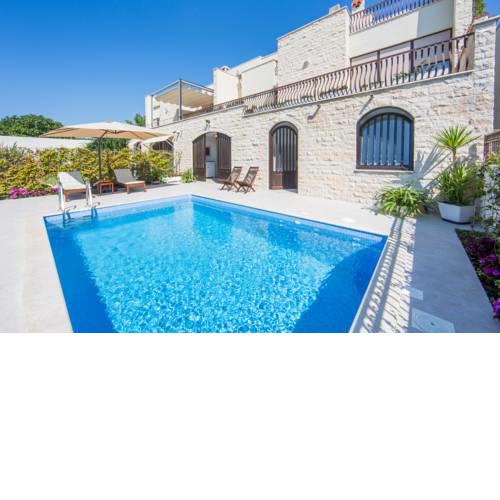 MELODY M Luxury Apartment with Pool