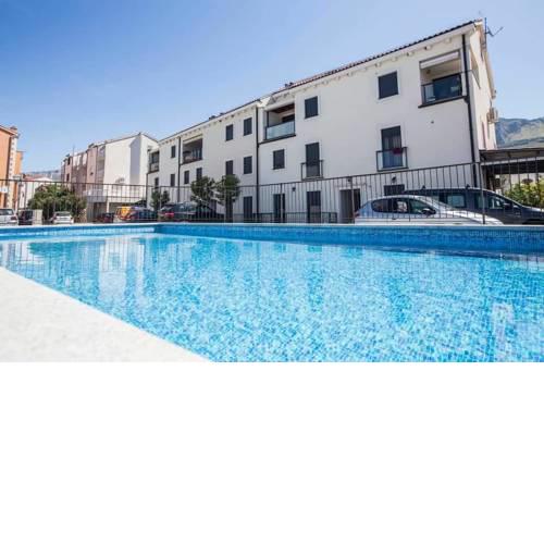 MELROSE PLACE - with pool and big sandy beach!