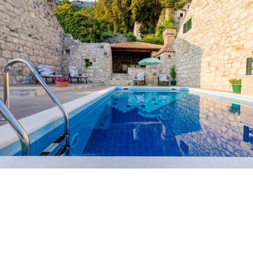 Mihanici Villa Sleeps 4 Pool