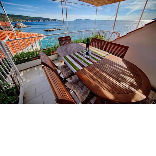 Mira Sea Front Guesthouse