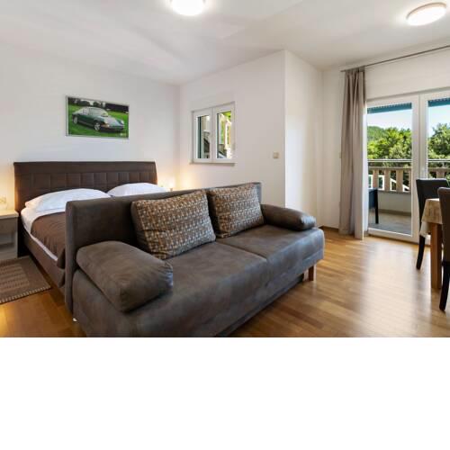 Modern Apartment in Drvenik with Balcony