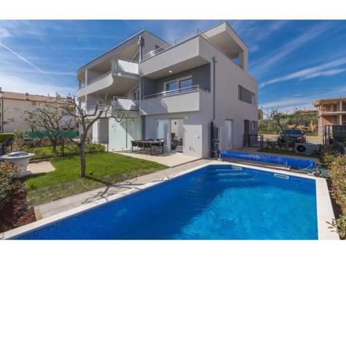 Modern apartment with private pool, jacuzzi, garden and terrace