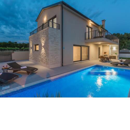 Modern newly built, luxuriously equipped villa with pool, close to Aquapark Istralandia