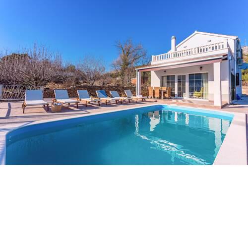 Naklice Villa Sleeps 8 with Pool and Air Con