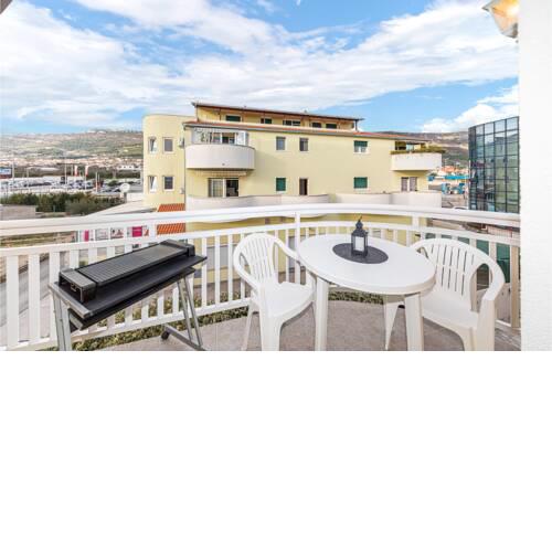 Nice apartment in Kastel Luksic with WiFi