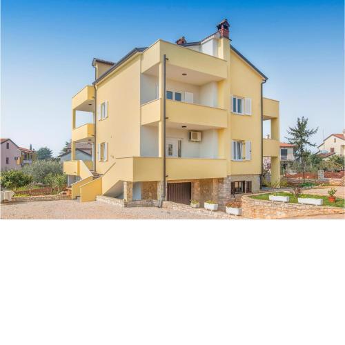 Nice apartment in Lovrecica with WiFi and 2 Bedrooms