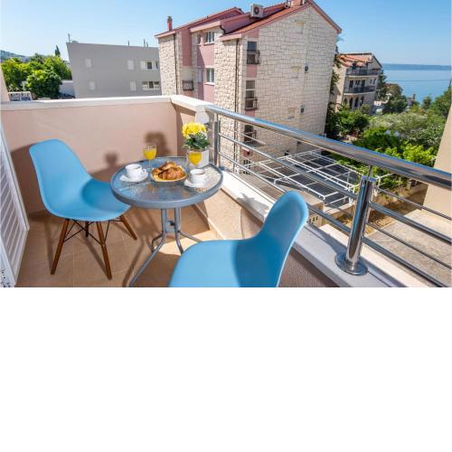 Nice apartment in Podstrana with