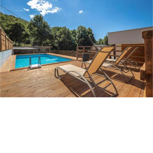Nice home in Bater with Jacuzzi, WiFi and 3 Bedrooms