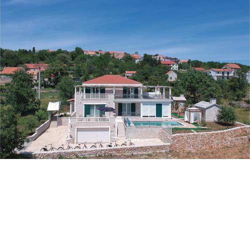 Nice home in Cista Provo w/ WiFi, Outdoor swimming pool and 5 Bedrooms