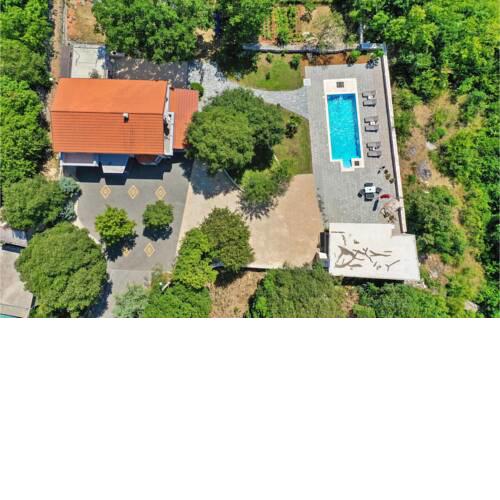 Nice home in Donji Vinjani w/ Outdoor swimming pool and 4 Bedrooms