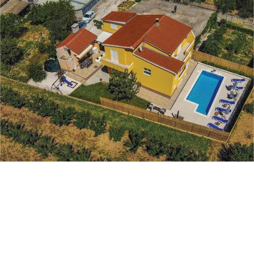 Nice home in Kastel Luksic with Outdoor swimming pool, WiFi and Heated swimming pool