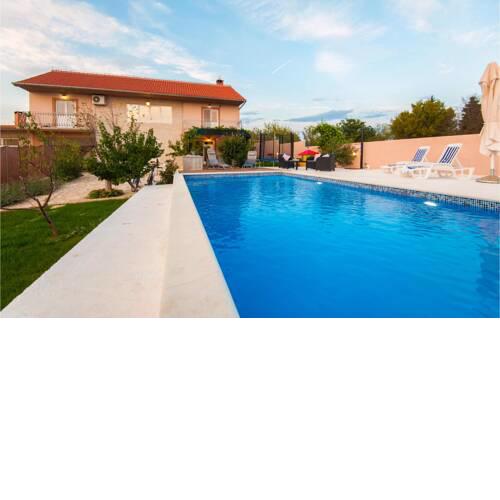 Nice home in Lisicic w/ Outdoor swimming pool and 4 Bedrooms