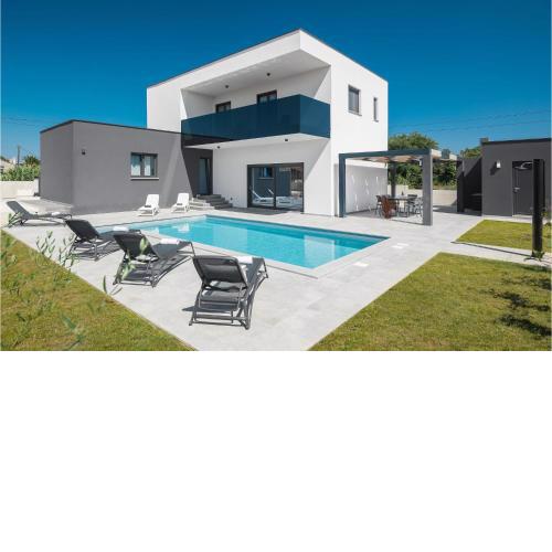 Nice home in Liznjan with Outdoor swimming pool, WiFi and 3 Bedrooms