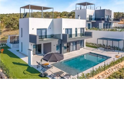 Nice home in Lun with Outdoor swimming pool, Jacuzzi and 4 Bedrooms