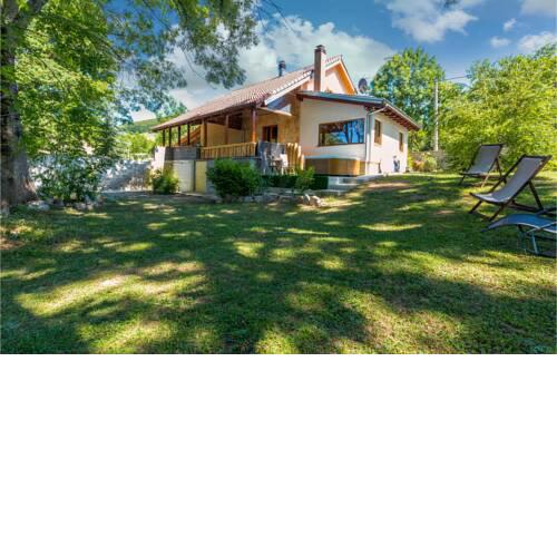 Nice home in Mazin with Jacuzzi, WiFi and 4 Bedrooms