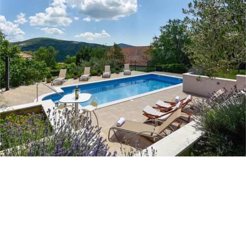 Nice home in Muc w/ Outdoor swimming pool and 4 Bedrooms
