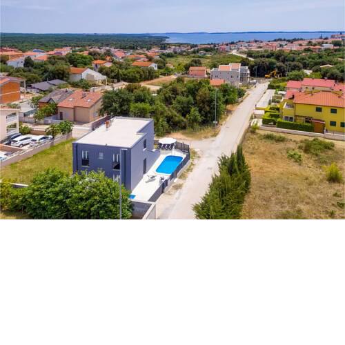 Nice home in Peroj w/ Outdoor swimming pool and 4 Bedrooms