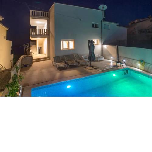 Nice home in Seget Donji w/ Outdoor swimming pool, Jacuzzi and 3 Bedrooms
