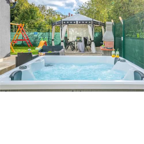 Nice home in Valtura w/ Jacuzzi and 4 Bedrooms