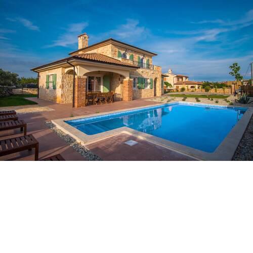 Nice home in Vrh w/ Outdoor swimming pool, WiFi and 4 Bedrooms