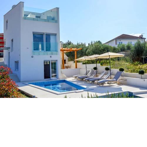 Okrug Gornji Villa Sleeps 8 with Pool Air Con and WiFi
