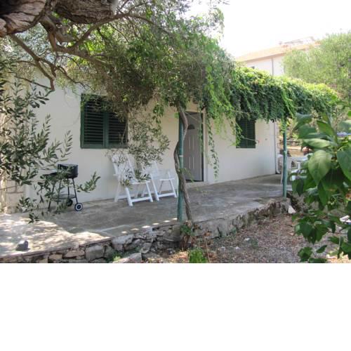 Olive Tree Apartment, Postira