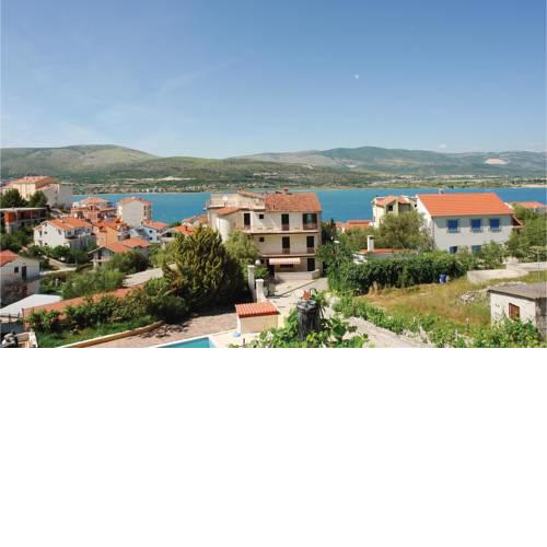 One-Bedroom Apartment in Mastrinka