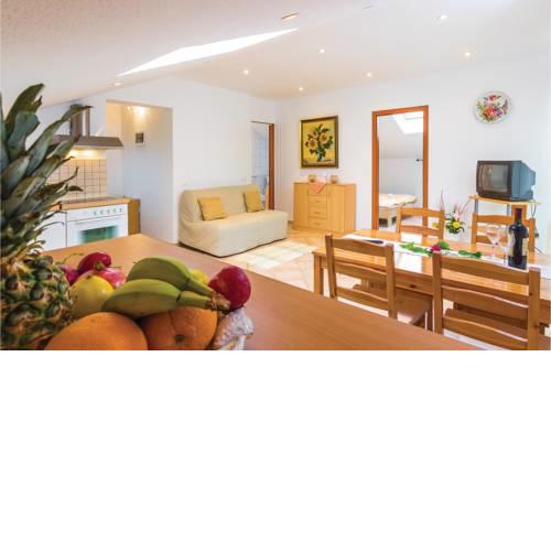 One-Bedroom Apartment in Musalez