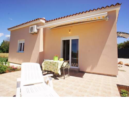 Peaceful bungalow close to the beach in Medulin